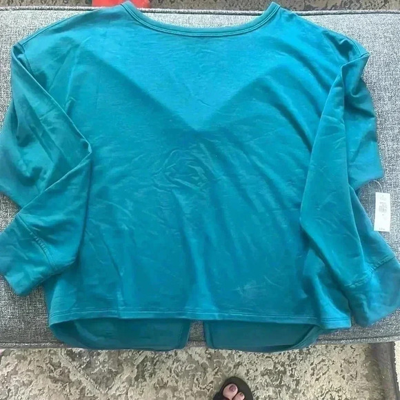 NWT Med Teal long sleeve open back workout top - Picture 1 of 4